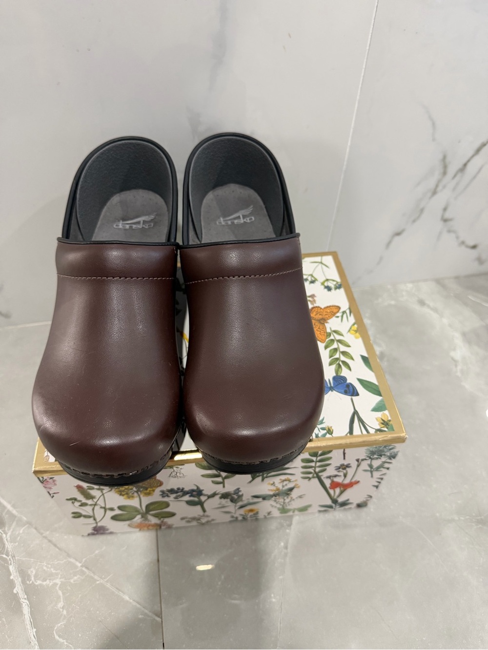 Dansko women’s Dark Brown Leather Slip-On Clogs size 9.5 - Picture 2 of 8